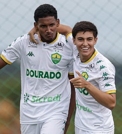 Widney comemorando gol do cuiaba na copa do brasil sub 17
