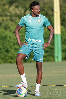 Guilherme Mariano comemora a oportunidade no Cuiabá EC. Gui observando o campo de treinamento com uniforme do Dourado.
