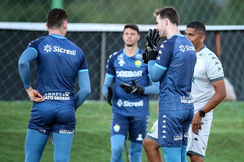 Goleiros do Cuiabá treinam sob orientação da comissão técnica no CT Manoel Dresch. A imagem mostra entrosamento e foco nos treinamentos visando o confronto contra o CRB pela Série B do Campeonato Brasileiro 2024.