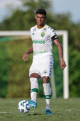 capitao do cuiaba sub20 com a bola no jogo
