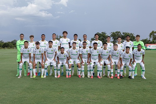 Elenco completo do Cuiabá Sub-17 posa para foto oficial antes da estreia no Brasileirão Sub-17 2025, no CT Manoel Dresch.