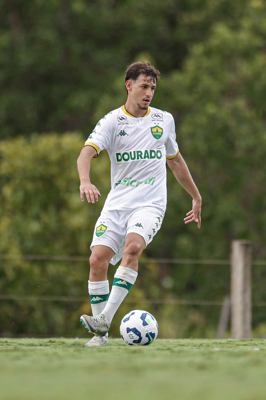 Jogador do Cuiabá Sub-17 domina a bola durante partida no CT Manoel Dresch pelo Campeonato Brasileiro Sub-17 2025.