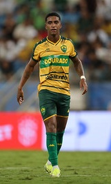 max em ação no meio de campo com a camisa do cuiaba