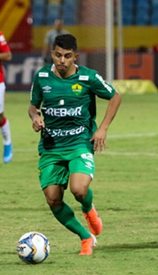 jogador felipe marques em campo com a bola