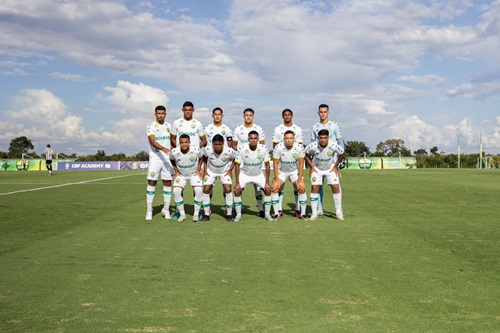 Time Sub-20 do Cuiabá perfilado antes da partida contra o Santos pelo Campeonato Brasileiro Sub-20, no gramado do CT Manoel Dresch, em Cuiabá (MT), com céu azul ao fundo.