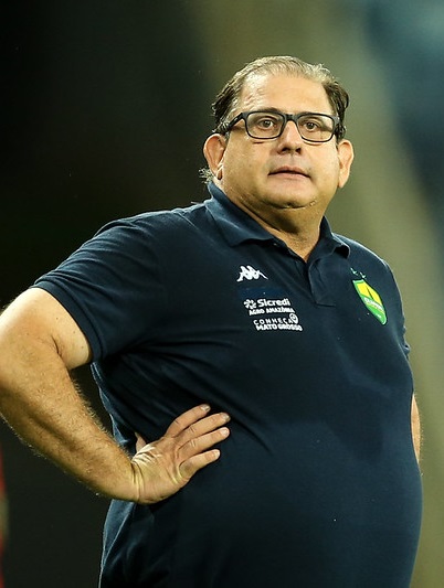 Técnico Guto Ferreira, de braços cruzados na cintura, observa atento à beira do gramado durante a partida entre Cuiabá e Operário-PR, na Arena Pantanal.