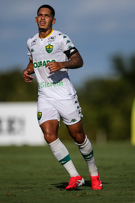 Atleta do Cuiabá Sub-20 corre em campo durante disputa do Campeonato Brasileiro da categoria.