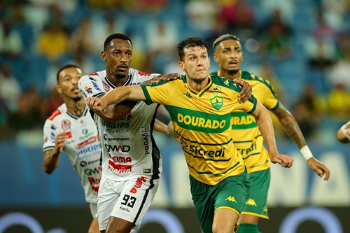 Zagueiro Nathan, do Cuiabá, disputa espaço com jogador do Operário-PR durante lance de bola parada na Arena Pantanal, em partida válida pela Série B do Campeonato Brasileiro.