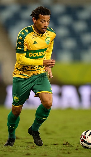 Ruan Oliveira, meio-campista do Cuiabá, concentrado antes de cobrança de falta na Arena Pantanal, Campeonato Brasileiro Série B 2025