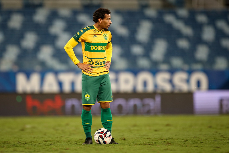 Ruan Oliveira, meio-campista do Cuiabá, concentrado antes de cobrança de falta na Arena Pantanal, Campeonato Brasileiro Série B 2025