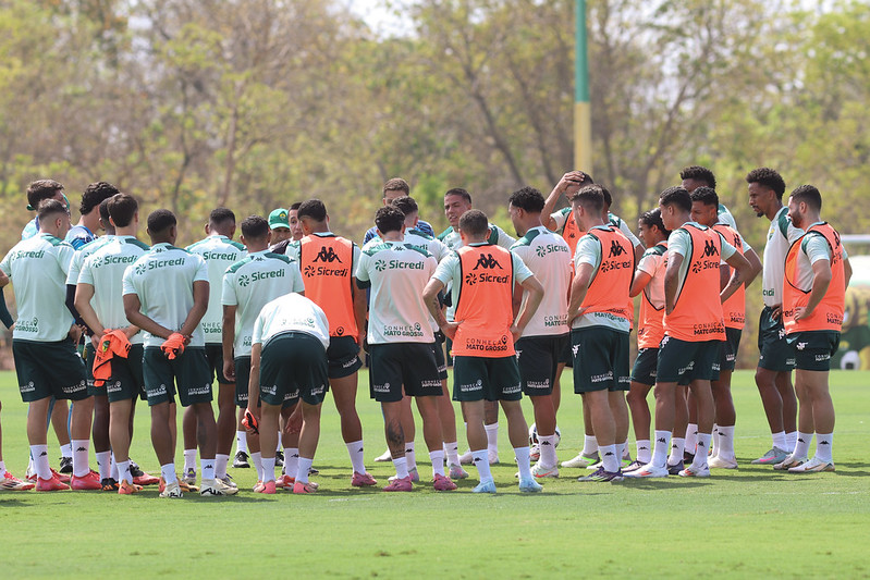 JOGADORES DO CUIABA EM CIRCULO NO MEIO DO CAMPO ANTES DO TREINO NO CT MANOEL DRESCH
