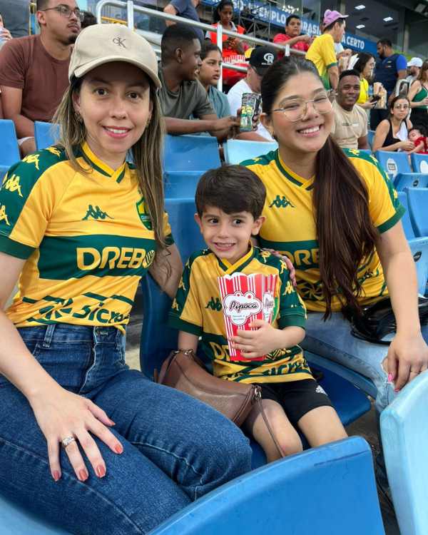 torcedores pai e filho e familia na rena