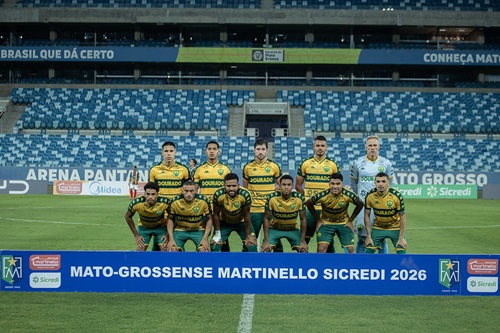 Time titular do Cuiabá Esporte Clube perfilado para foto oficial antes do jogo na Arena Pantanal pelo Campeonato Mato-grossense 2026.