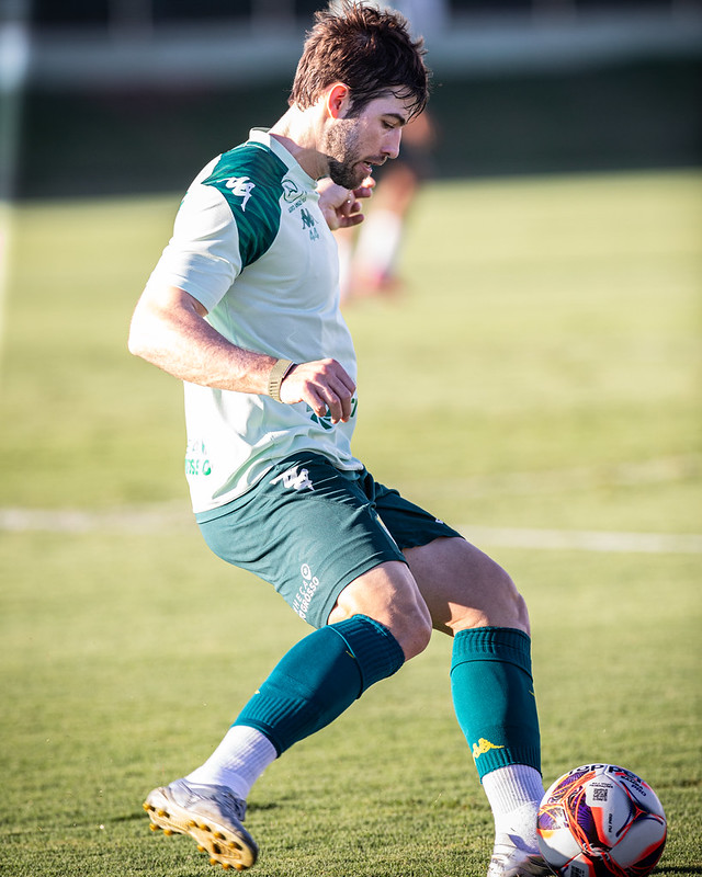 Um registro em close do jogador Gabriel (vestindo o uniforme de treino da marca Kappa, com o número 44) em ação, controlando a bola com o pé direito. O foco seletivo destaca o atleta contra o fundo desfocado do campo.