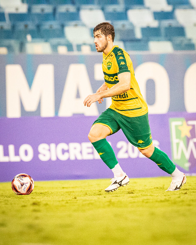 Jogador Gabriel do Cuiabá conduz a bola em campo durante jogo do Campeonato Mato-Grossense 2026 na Arena Pantanal.