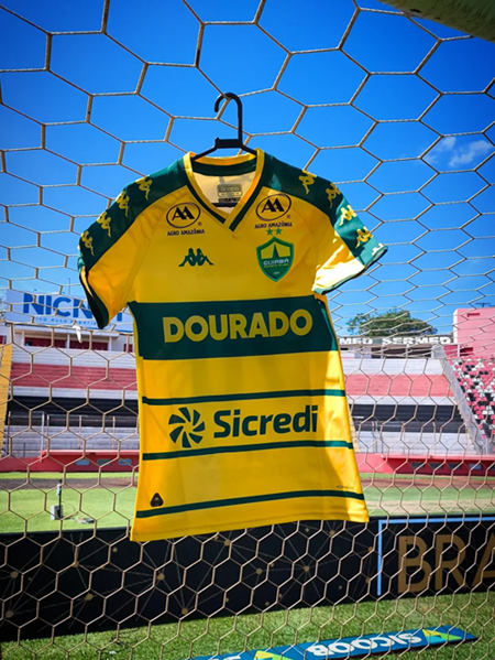 Camisa oficial do Cuiabá Esporte Clube 2026 com patrocínio do Sicredi estampado, uniforme AMARELO do Dourado