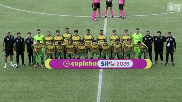 Elenco do Cuiabá Esporte Clube posado para foto oficial antes da partida da Copinha 2026, com jogadores em uniforme amarelo e verde, comissão técnica nas laterais e placa com o logotipo da competição.