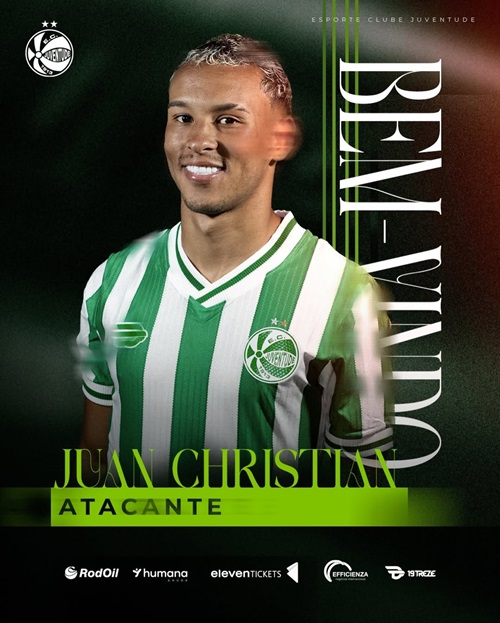 Cartaz oficial de boas-vindas do Esporte Clube Juventude. No centro, o jogador Juan Christian, um homem jovem de pele parda e cabelo curto descolorido, sorri vestindo a camisa listrada em verde e branco do clube. À direita, o texto vertical diz "BEM-VINDO" e, abaixo do jogador, o nome "JUAN CHRISTIAN" em letras grandes, seguido pela posição "ATACANTE" em uma tarja verde limão. O fundo é escuro com detalhes em tons de verde e logotipos de patrocinadores no rodapé.