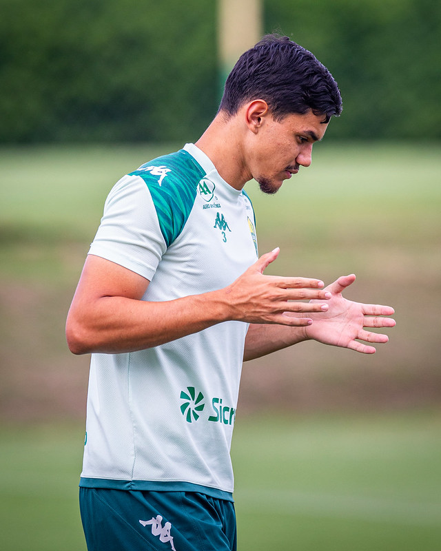 zagueiro Rogério durante treino do Cuiabá Esporte Clube no CT Manoel Dresch, concentrado na preparação para a partida.