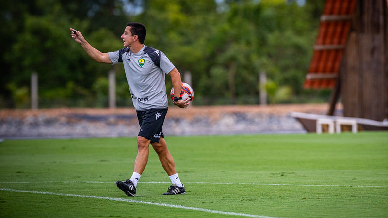 Técnico Eduardo Barros orienta jogadores do Cuiabá durante treinamento no CT Manoel Dresch antes do jogo contra o Primavera.