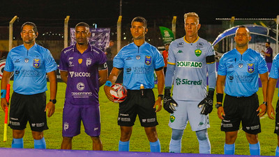 Capitães de Primavera e Cuiabá posam com a equipe de arbitragem antes do jogo no Cerradão pelo Campeonato Mato-grossense.
