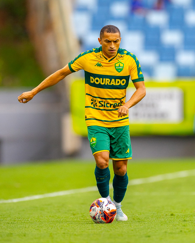 Lateral Nino Paraiba do Cuiabá EC conduzindo a bola durante partida do Campeonato Mato-grossense, em ação no gramado da Arena Pantanal.