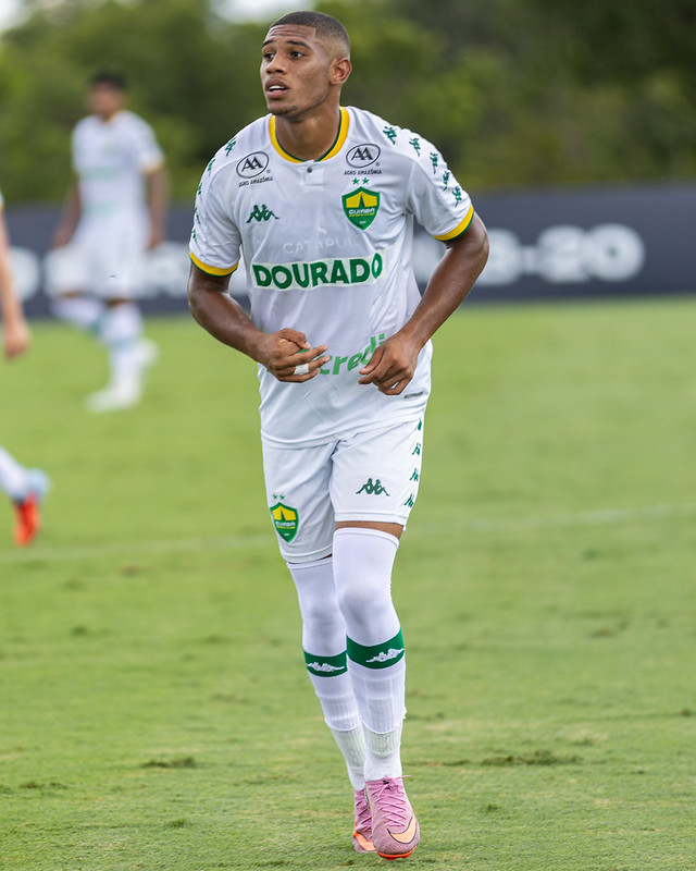 Jogador do Cuiabá Sub-20 com uniforme branco em ação durante vitória sobre o Bahia no CT Manoel Dresch pelo Campeonato Brasileiro Sub-20.