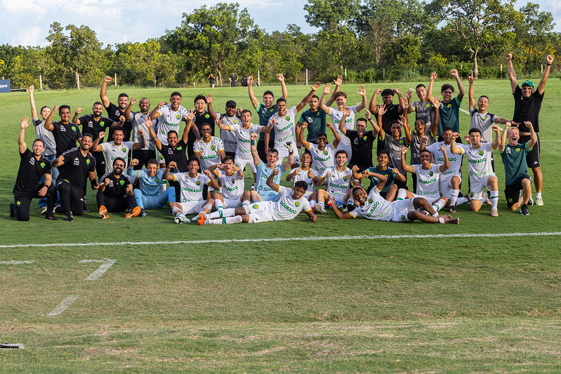 Elenco do Cuiabá Sub-20 comemora vitória por 2 a 1 sobre o Bahia na estreia do Campeonato Brasileiro Sub-20 no CT Manoel Dresch.
