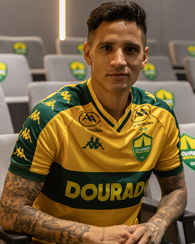 Luiz Otávio, volante do Cuiabá, posa com a camisa auriverde na sala de imprensa do clube durante apresentação oficial.