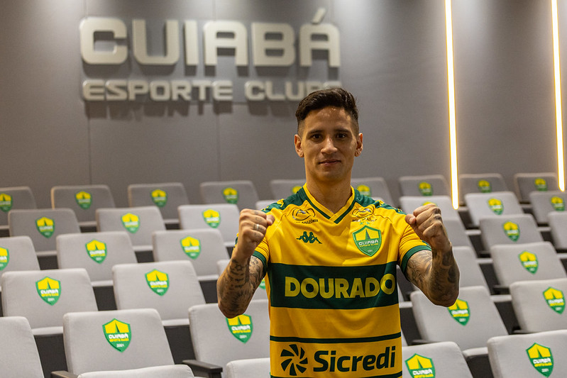 Luiz Otávio celebra com punhos cerrados na apresentação pelo Cuiabá Esporte Clube, vestindo a camisa amarela do Dourado.