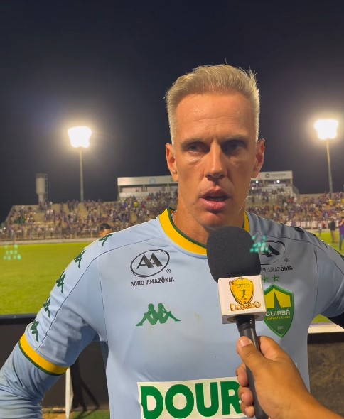 Goleiro João Carlos, do Cuiabá, concede entrevista pós-jogo no Cerradão após empate com o Primavera pelo Campeonato Mato-grossense.