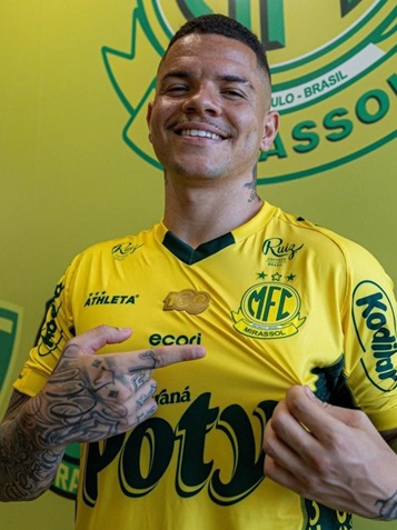 Rodrigo Rodrigues durante entrevista em campo de treino antes de reforçar o Cuiabá para a Série B 2026