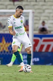 Jogador do Cuiabá em campo durante partida contra o Fortaleza, dominando a bola no meio de campo na Arena Castelão pela Série B 2026.
