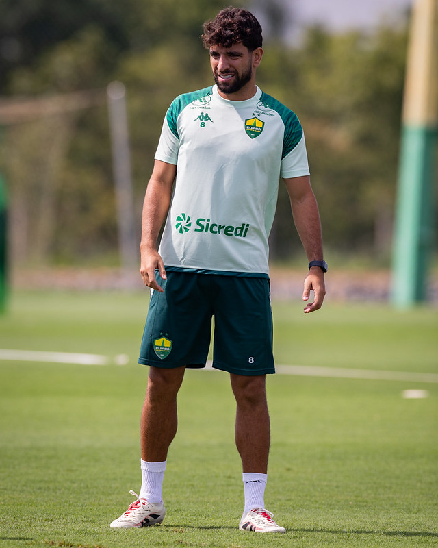Um registro em close-at-hand do jogador Pepê (camisa 8) durante um treinamento. Ele veste o uniforme oficial de treino, que inclui patrocínios da Sicredi e Kappa.