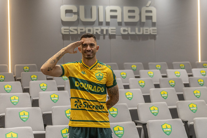 Meia Raul durante apresentação oficial no Cuiabá Esporte Clube para a sequência da temporada.