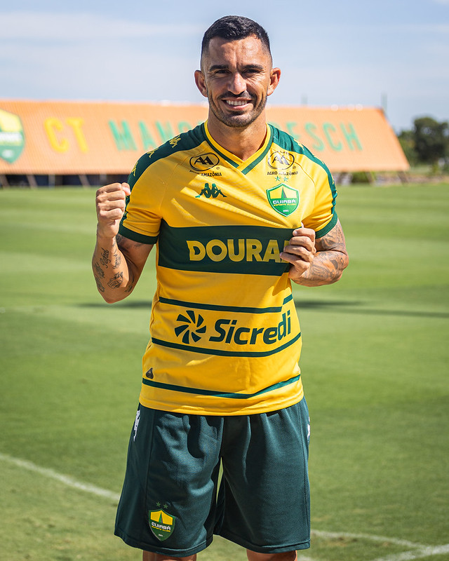 Raul é apresentado como novo reforço do Cuiabá Esporte Clube e posa com a camisa oficial no CT do Dourado.