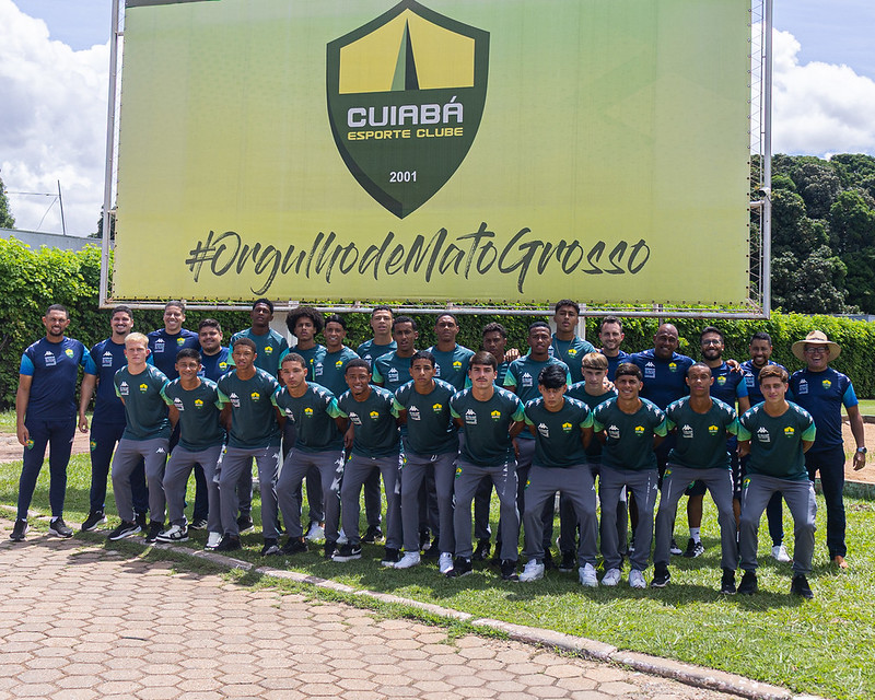 Elenco Sub-17 do Cuiabá Esporte Clube posando para foto oficial antes da disputa da coffee tournament 2026, em frente ao painel com o escudo do clube e a frase “Orgulho de Mato Grosso”
