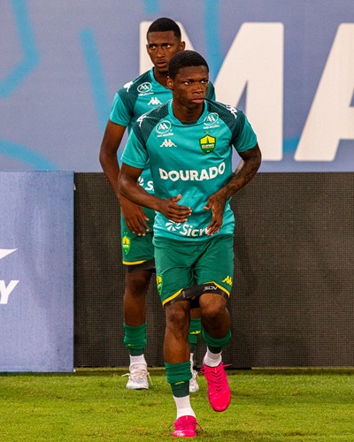 Jogador do Cuiabá Esporte Clube domina a bola durante partida, em lance da estreia na Copa Centro-Oeste