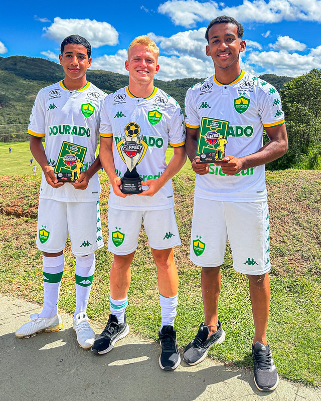 Jogadores do Cuiabá Esporte Clube Sub-17 posam com troféus individuais após destaque na Coffee Tournament, em Nova Lima