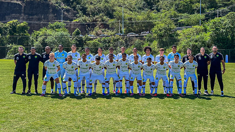 Elenco completo do Cuiabá Esporte Clube Sub-17 perfilado antes de partida da Coffee Tournament em campo oficial