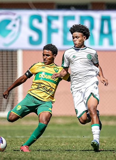 Jogador do Cuiabá Esporte Clube Sub-14 disputa bola com adversário durante partida da Sfera Cup, mostrando intensidade e competitividade em campo