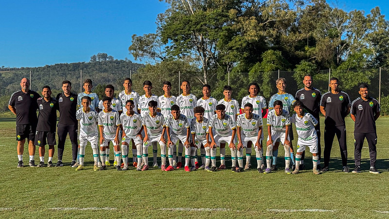 Equipe Sub-14 do Cuiabá Esporte Clube reunida antes de jogo da Sfera Cup, destacando jovens talentos da base