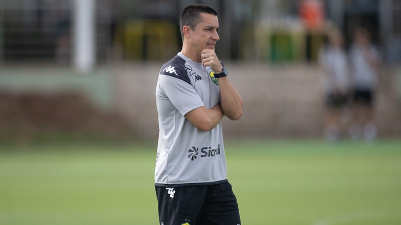 Técnico Eduardo BArros no campo observando o treino do cuiaba