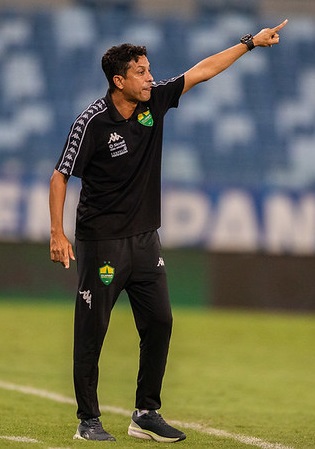 Treinador do Cuiabá orienta jogadores à beira do campo durante partida na Arena Pantanal em jogo da Série B 2026