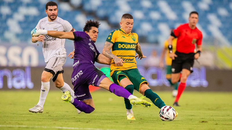 Cuiabá perde em casa e desperdiça dois pênaltis