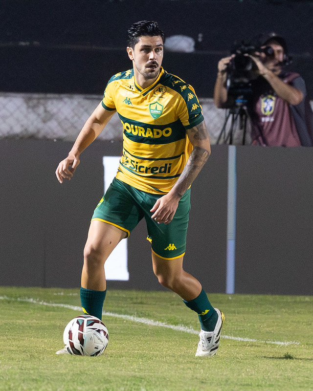 Jogador do Cuiabá EC dominando a bola durante partida contra o Operário pela Série B no estádio Germano Krüger