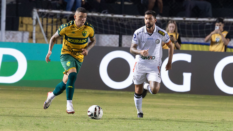 Cuiabá resiste à pressão e arranca empate fora de casa