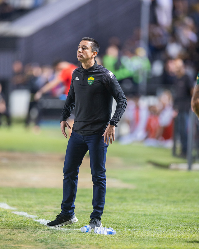 Técnico do Cuiabá EC à beira do campo durante partida contra o Operário no estádio Germano Krüger