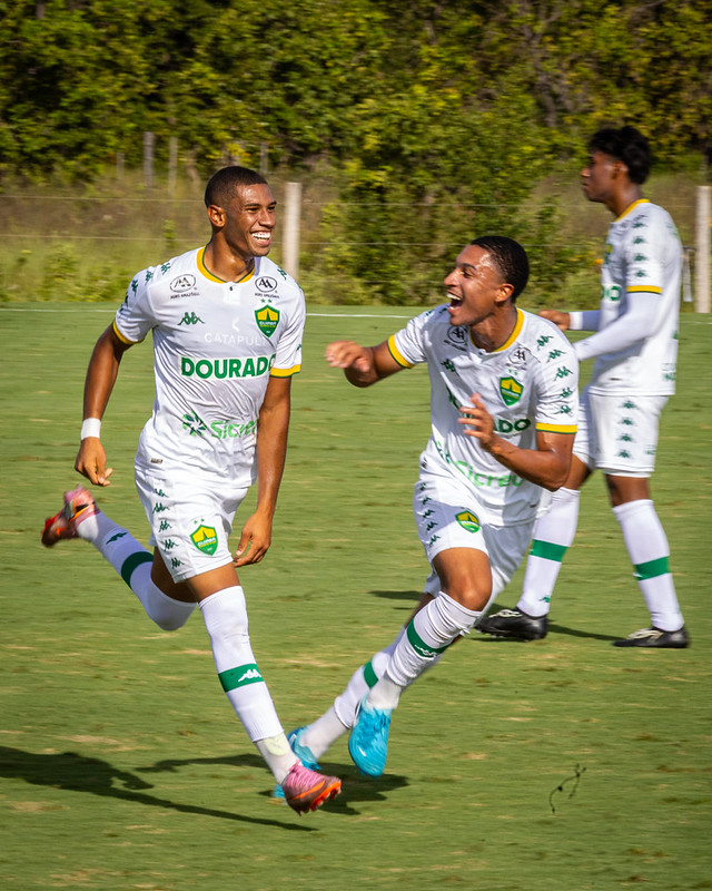 Jogadores do Cuiabá Sub-20 comemorando gol com alegria durante vitória sobre o Botafogo no Campeonato Brasileiro Sub-20 no CT Manoel Dresch