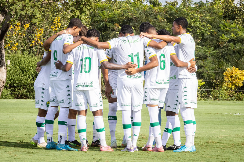 Equipe do Cuiabá Sub-20 reunida em roda antes da partida contra o Botafogo pelo Campeonato Brasileiro Sub-20 no CT Manoel Dresch